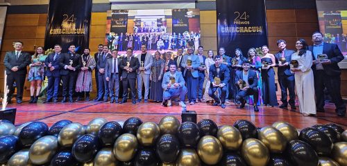 Gala de los Premios Chibchacum: un reconocimiento al trabajo, dedicación e innovación empresarial Felicitamos a cada uno de los empresarios ganadores de los Premios Chibchacum por su impacto positivo que han tenido en la economía local.