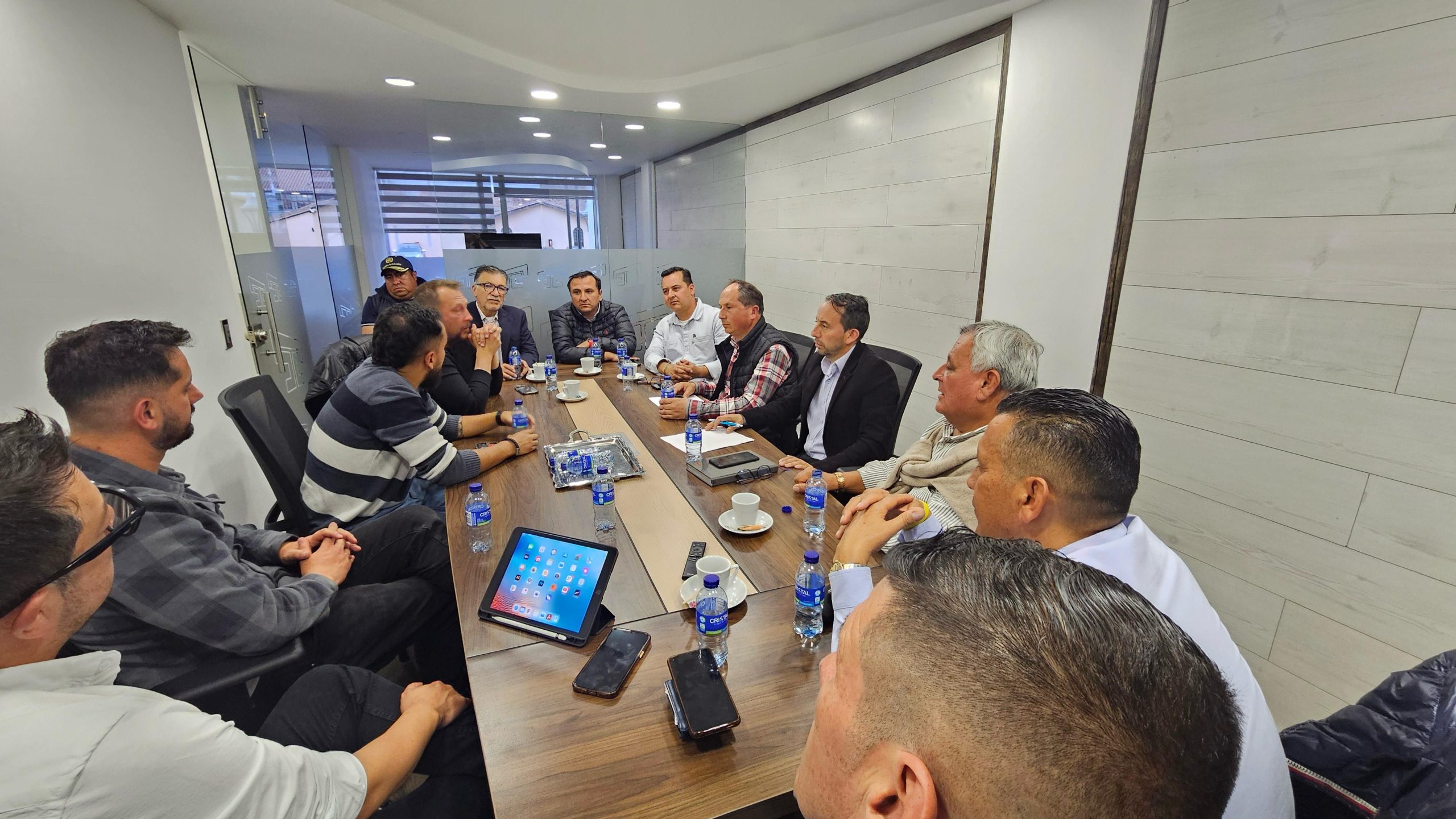 Tras más de tres meses de mesas de diálogo, la medida que buscaba el cierre de las carreras 11 y 12 del centro histórico de Tunja, será finalmente derogada, beneficiando al comercio local y la movilidad.