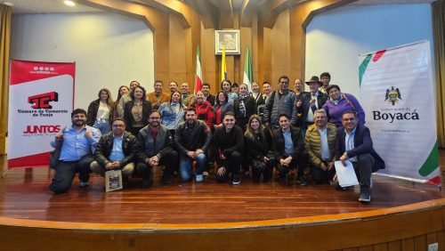 Participantes en el desarrollo de ejercicios prácticos durante el taller de formalización y asociatividad para periodistas – Cámara de Comercio de Tunja.