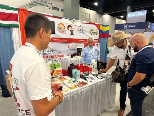 Sabores boyacenses en Americas Food and Beverage Show Miami con empresarios de Boyacá exhibiendo café, panela, amasijos, arándanos y pulpas.