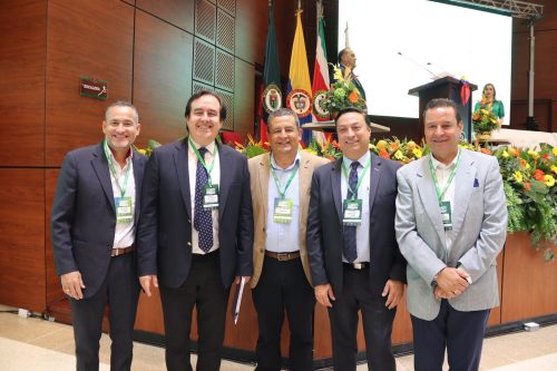 Cámara de Comercio de Tunja fortalece el liderazgo de los clústeres de Boyacá en el XI Congreso Nacional de Iniciativas Clúster 2026 El presidente ejecutivo de la Cámara de Comercio de Tunja, Sergio Tolosa Acevedo, participa en este encuentro junto a Nicolás Botero, presidente de Confecámaras; Carlos Javier Molano, presidente ejecutivo de la Cámara de Comercio de Duitama; y Henry Alberto Varcárcel, presidente ejecutivo de la Cámara de Comercio de Sogamoso.
