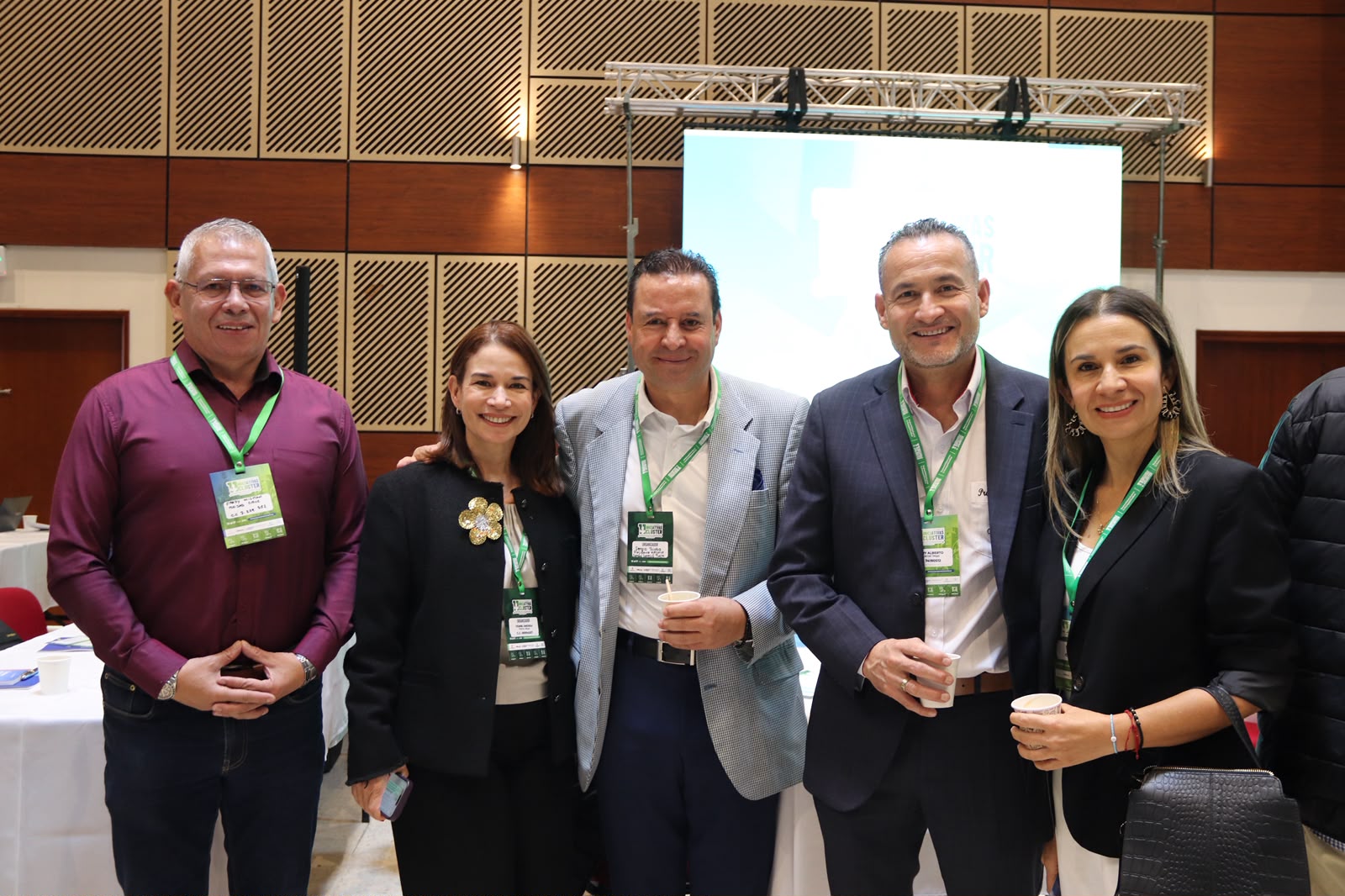 Cámara de Comercio de Tunja fortalece el liderazgo de los clústeres de Boyacá en el XI Congreso Nacional de Iniciativas Clúster 2026 Esta participación conjunta valida el trabajo articulado que lideran las cámaras de comercio del país para promover la innovación, fortalecer la competitividad empresarial y generar iniciativas que contribuyan al crecimiento económico y al desarrollo sostenible de los territorios.
